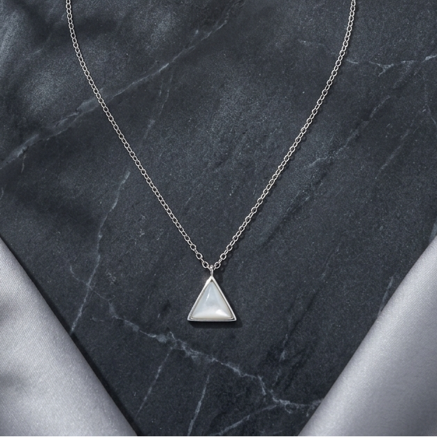 Triangle Minimal Westen Necklace (Mother of pearl)